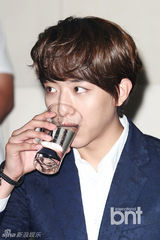 组图：严泰雄《刀与花》发布 CN正信正装帅气