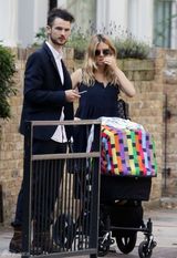 组图：西耶娜与未婚夫带女散步 全家温馨有爱