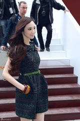 组图：吴佩慈蓬蓬裙秀美腿 低调华丽展少女风情