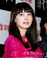 高清组图：李娜英宋康昊牵手宣传新片《Howling》