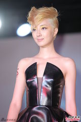 组图：桂纶镁金发造型示人 舞台上大玩变装秀