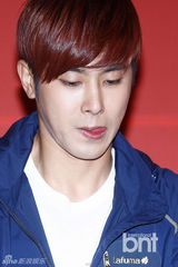 组图：东方神起携手代言品牌出席粉丝签名会