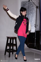 组图：陈妍希可爱拍代言写真 郑元畅狂索签名照