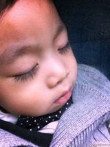 组图：微镜头下的小小志 呆萌可爱完胜童颜老爸