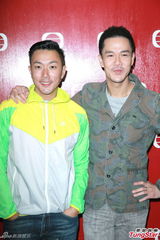 组图：张智霖录《奖门人》 伍咏薇周丽淇同场