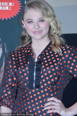 组图：《魔女嘉莉》记者会 科洛波点裙复古迷人