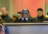 组图：丁俊晖携女友和母亲回京打出租