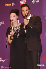 幻灯：香港金像奖后台 任达华惠英红互吻庆祝