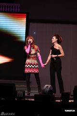 组图：萧亚轩公益活动劲歌热舞 吴建豪秀自弹自唱