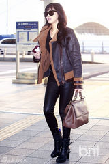 组图：f(x)宋茜皮衣皮裤秀帅气机场时尚
