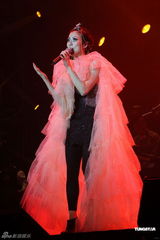 组图：郑秀文巡演广州站开幕 鬼马性格台下笑声不断