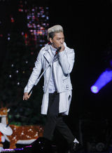 组图：BB三子火爆开唱圣诞夜 秀中文与粉丝互动