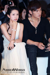 组图：潘霜霜酥胸半露秀性感 纯净之心期待美好爱情