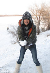 幻灯图集：安以轩圣诞生活写真打雪仗 