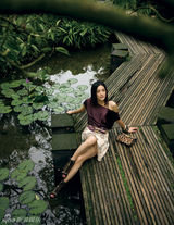 组图：秦岚全新写真拥抱大自然 展现清新美态