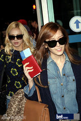 组图：少女时代KARA为赴K-POP演唱会亮相机场