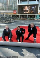 组图：艾美一切就绪 主持人吉米-法隆亮相揭红毯