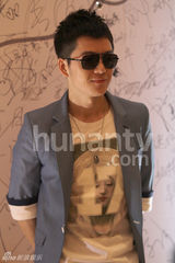 组图：何炅崔始源聚好友婚礼 俞灏明束发现身