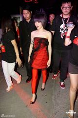 幻灯组图：范晓萱红唇抢镜 手臂纹身个性十足