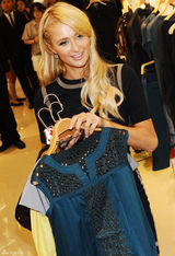 组图：帕丽斯-希尔顿上海购物频频换装