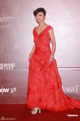 高清图：汤唯火红长裙现身红毯 身材婀娜明艳夺目