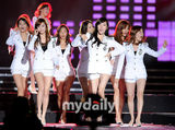 组图：东方神起少女时代等齐聚韩流演唱会
