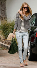 高清组图：惠特莉和男友杰森亮相 牛仔裤秀长腿