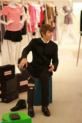 高清图：韩男团INFINITE穿正装购雨靴被拍