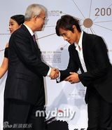 组图：李秉宪赵敏秀出席大钟颁奖礼新闻发布会