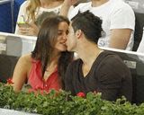 组图：C罗与超模女友沙伊克网球赛恩爱吃手指