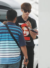 组图：李钟硕赴菲律宾拍新片 邻家男孩巨星范