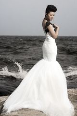 组图：隆莎黑色新娘装曝光