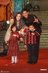 组图：范玮琪黑人携手出席活动 夫妻大秀甜蜜