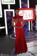 组图：《代号十三钗》金晶红丝绸旗袍亮相