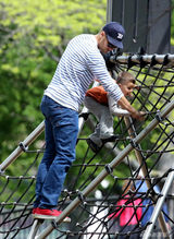 组图：邦臣一家公园散步 背小女儿上演人猿泰山