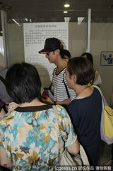 组图：吴尊黑超长袖现身上海 粉丝一路围追堵截