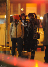 组图：秦岚会友心情佳 陆川低落回京未见女方