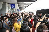 组图：少女时代领衔韩流袭台 粉丝挤爆机场