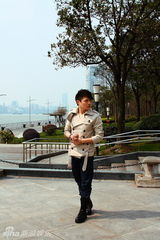 组图：强宇首次触电电影 时装大片显范儿