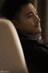 组图：耿乐时尚大片神色淡然显随缘