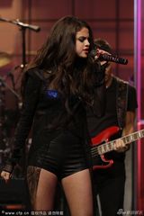 组图：赛琳娜上脱口秀红唇娇艳 露蓝色内衣火辣