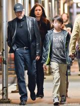 组图：道格拉斯患癌后暴瘦 携妻儿外出享天伦