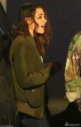 组图：暮光女不受分手影响 深夜与友人谈笑风生