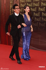 高清图：Angelababy深V长裙现身 林家栋绅士护花