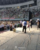 现场组图：张信哲梁静茹演唱会被扔水瓶凳子