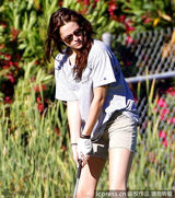 组图：斯图尔特大晒高尔夫球技 挥杆动作英气逼人