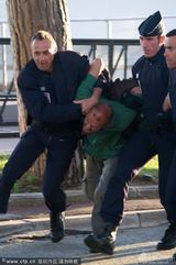 组图：戛纳街头惊现枪击 嫌疑人被抓获