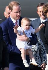 组图：凯特抱子随访澳洲 黄衣明艳狂风吹乱秀发