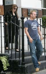 组图：安吉丽娜-朱莉现身印度餐厅 装扮一黑到底