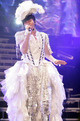 高清组图：罗志祥首登红馆 激动下跪亲吻舞台地板